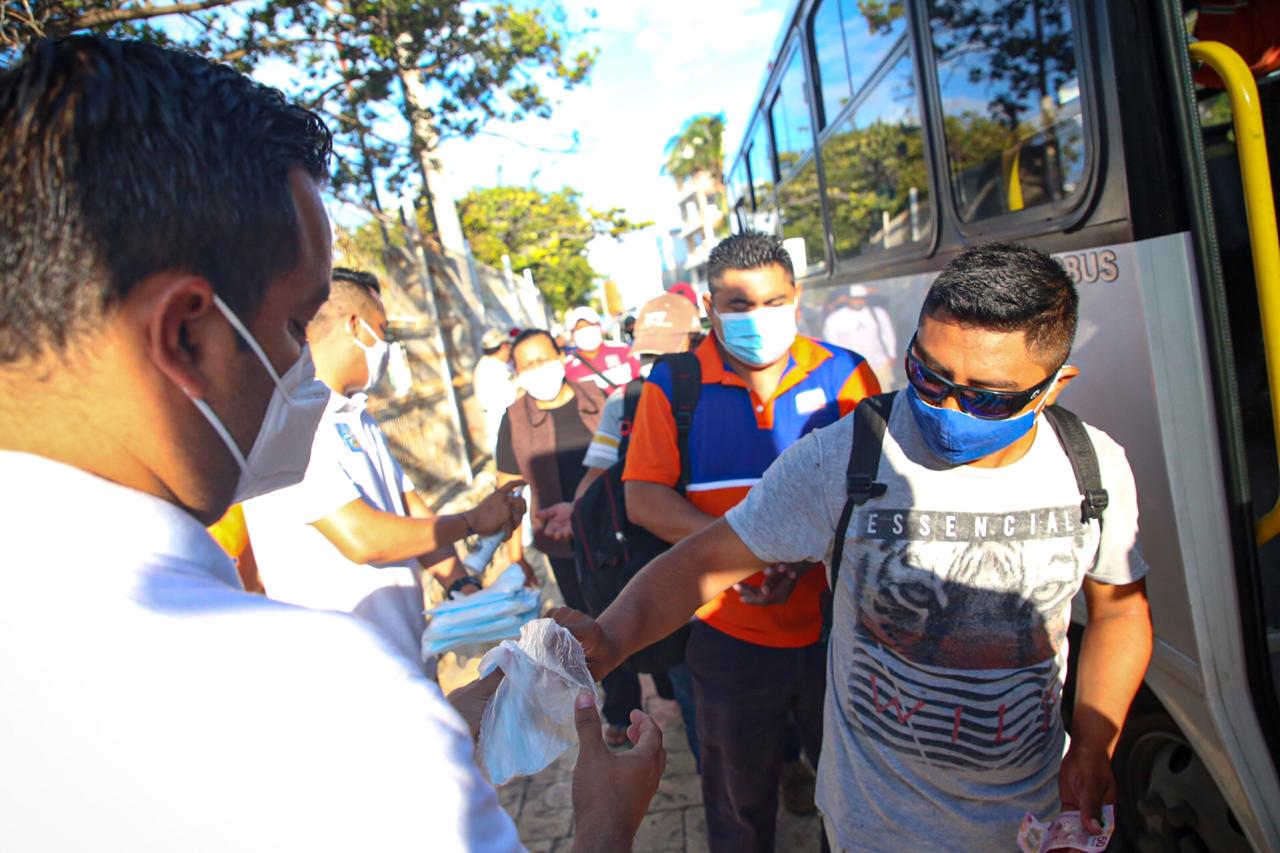 Entregan cubrebocas y vigilan en Isla Mujeres el transporte público