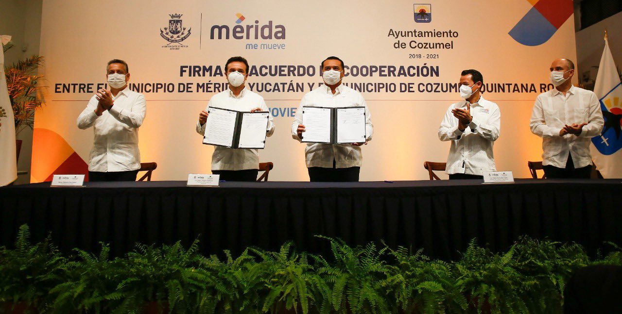 Pedro Joaquín Delbuois firma de cooperación con Municipio de Mérida
