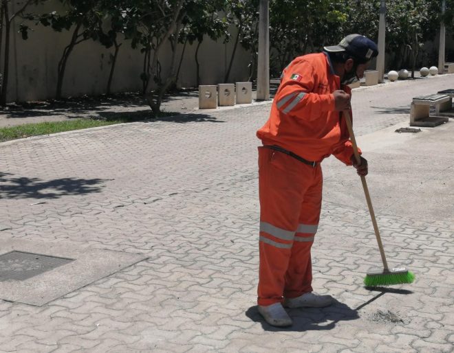 Conserva Solidaridad sus calles limpias con tareas de barrido diario