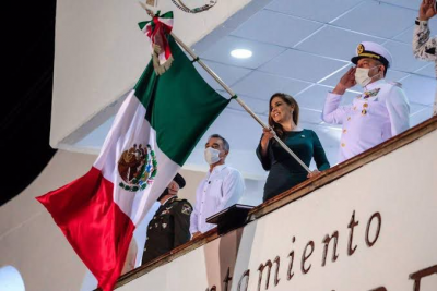 Mara Lezama dando el grito de independencia en Cancún