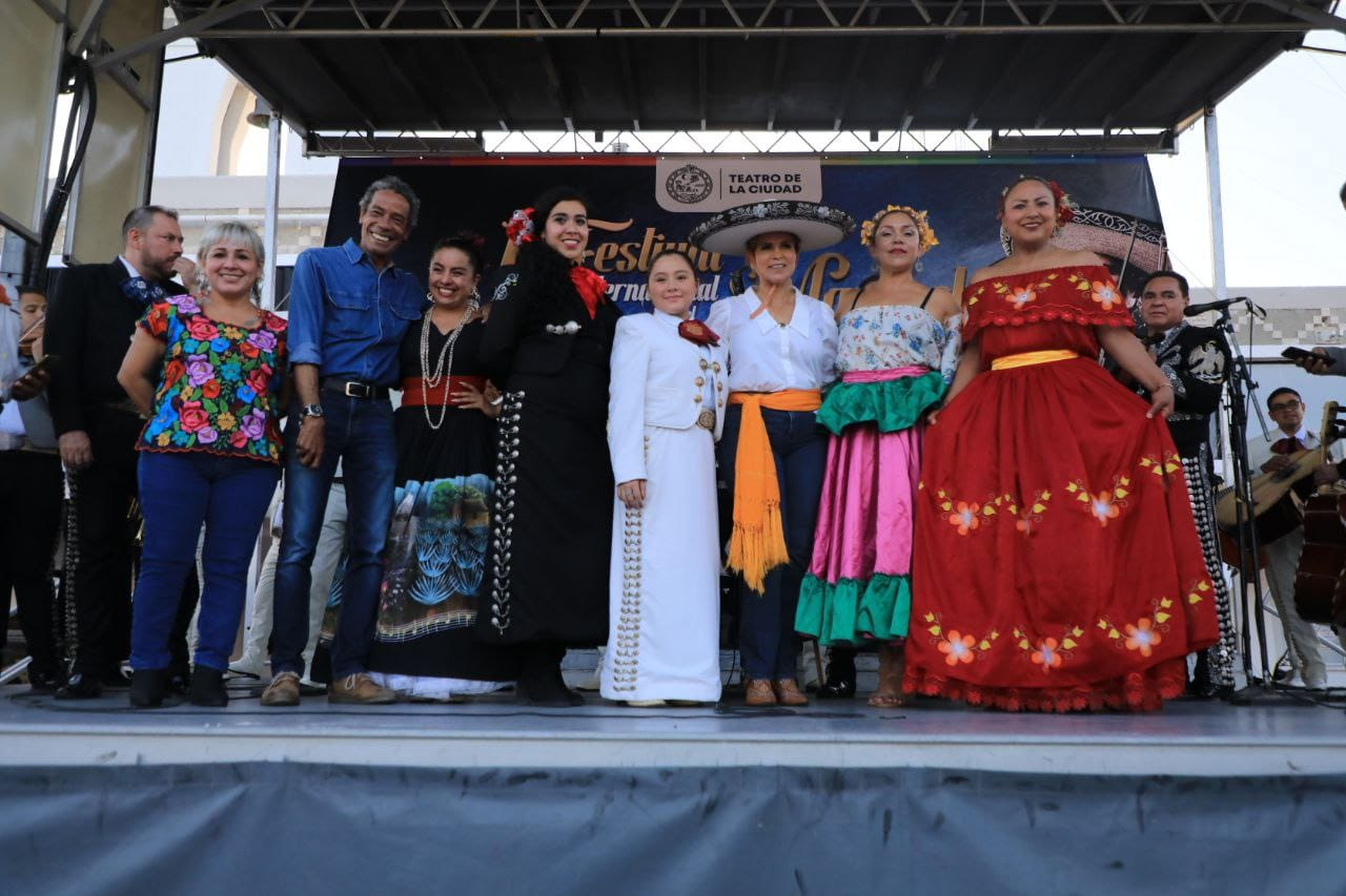 Festival internacional del Mariachi reúne a cientos, en plaza cívica
