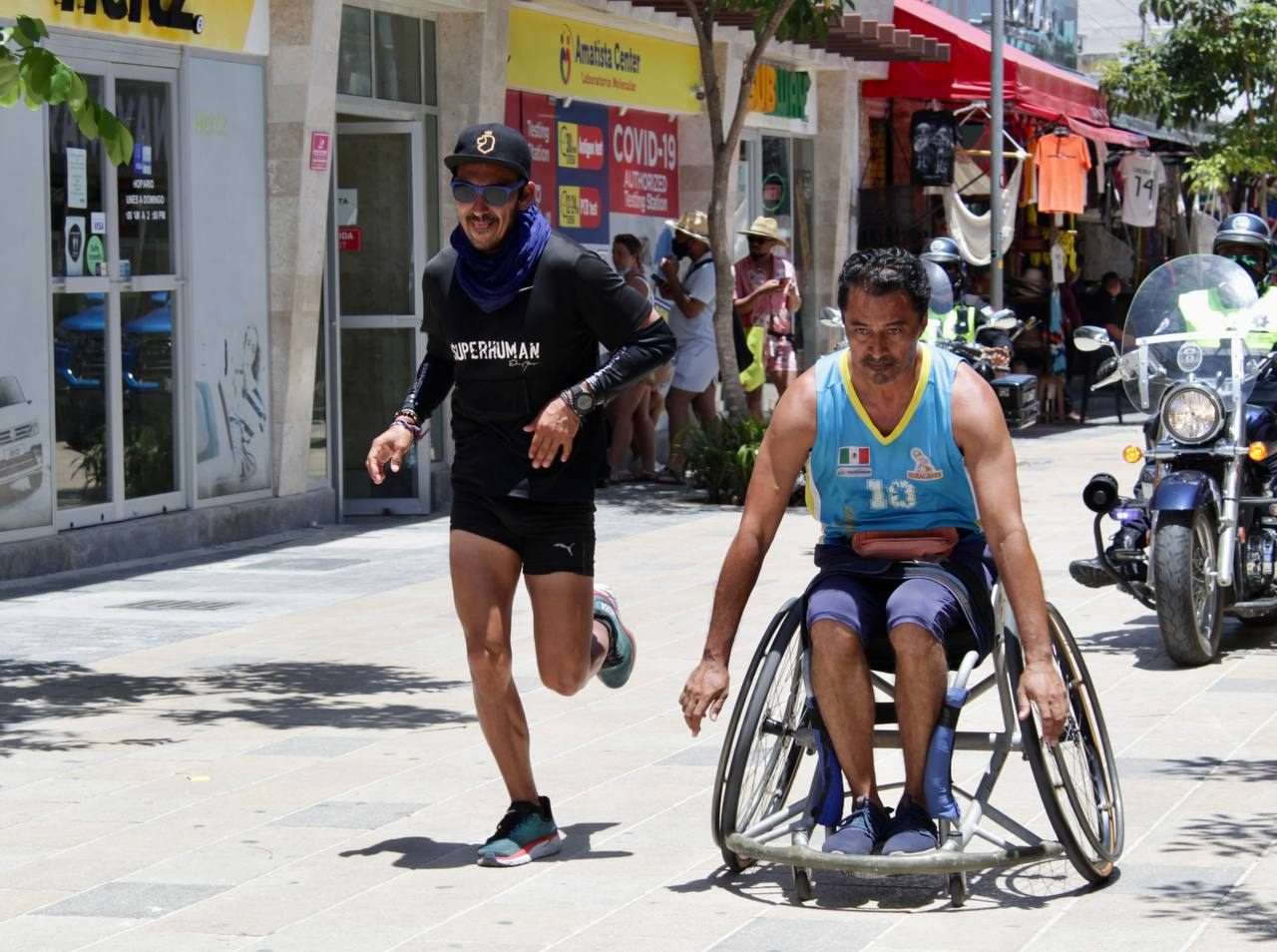 Ultramaratonista llega a Playa del Carmen