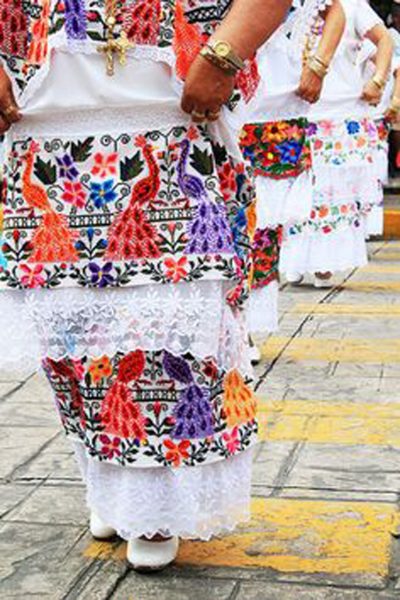El huipil yucateco tiene acabados de bordado muy increíbles..