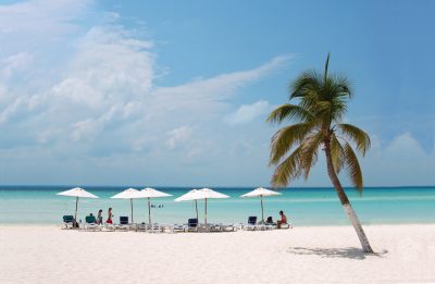 La Playa Centro esta certificada como Blue Flag, como una de las playas mejor cuidadas.