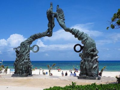 El portal maya realza la imagen de Playa del Carmen.