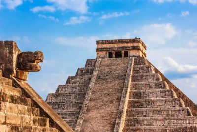 La arquitectura que se encuentra en estos sitios mayas son inmensas. 