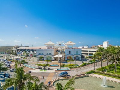 Uno de los Centros Comerciales en Cancún más visitado por turistas, es Plaza la Isla.
