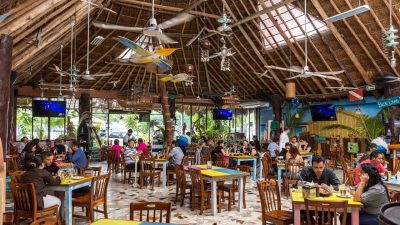 El Oasis Mariscos, uno de los restaurantes en Cancún que tiene un rico menú de mariscos.