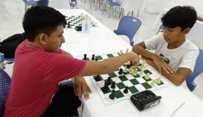 Una competencia emocionante de ajedrez.