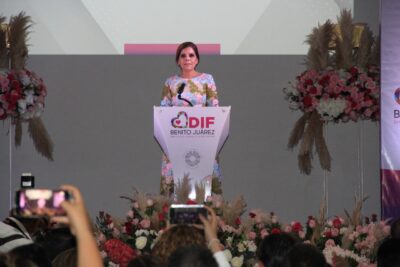 Verónica Lezama presentando su primer informe de actividades del DIF