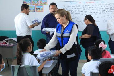Lili Campos dota de uniformes a 33 mil niños y niñas de Solidaridad