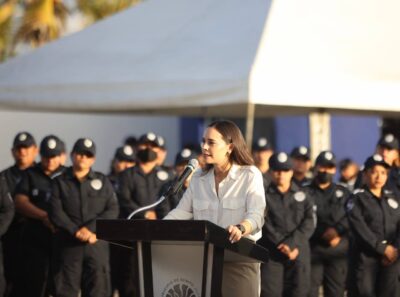 Ana Patricia Peralta, encabeza la ceremonia cívica por el Día Internacional del Policía y reconoce la labor de los elementos cancunenses.
