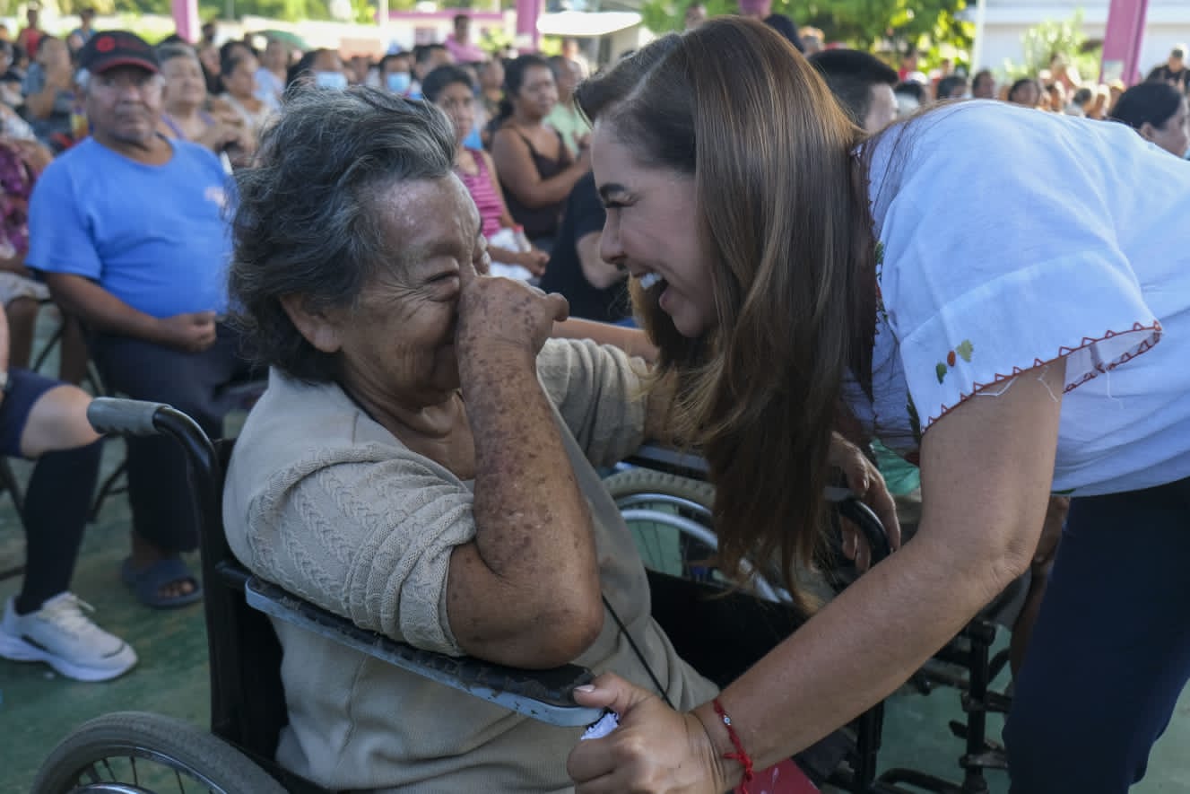 Mara Lezama entrega cobijas con la campaña Abrigando Corazones