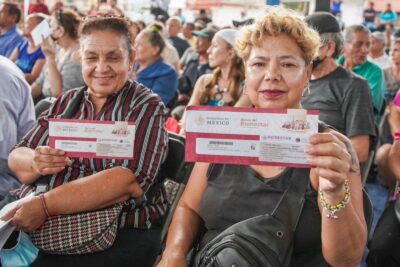 Mara Lezama entrega tarjetas de Bienestar a adultos mayores
