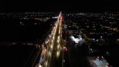 Lili Campos renueva la iluminación en puente a desnivel
