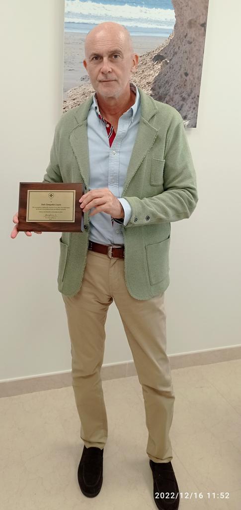 El Dr. Italo Sampablo recibe reconocimiento por la Universidad Anáhuac