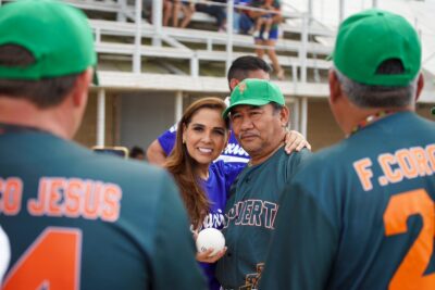 Empresario Tito Vázquez y Mara Lezama en nuevo parque de beisbol