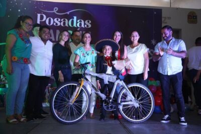 Celebra Ana Patricia Peralta con niños y niñas de Bonfil