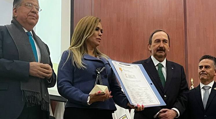 Lili Campos recibe reconocimiento por buen gobierno