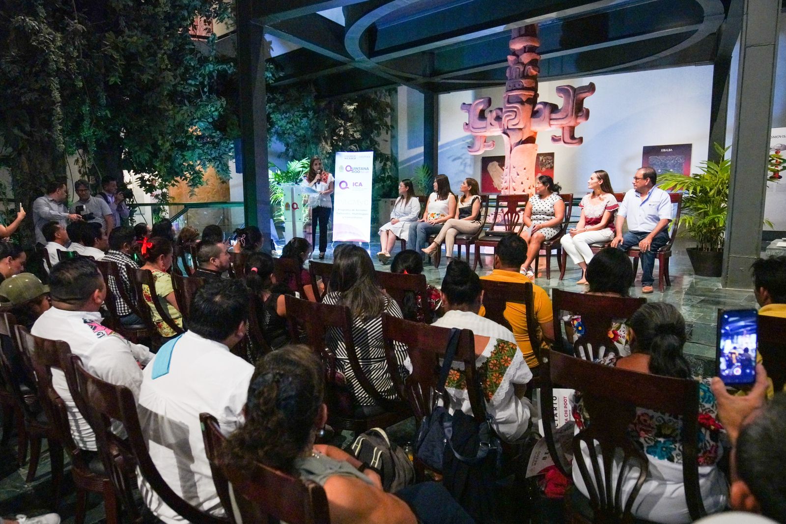 Entregan apoyos económicos a proyectos de raíces mayas