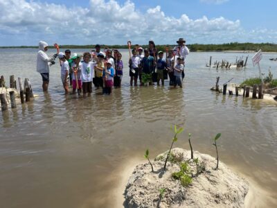 primera generación de niñas y niños restauradores de arrecifes y manglares