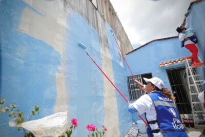 Lili Campos puso en marcha el programa “Pinta tu Fachada”. Abarcará alrededor de 20 mil viviendas en Solidaridad, ofreciendo una paleta de colores a elegir de 23 colores diferentes.