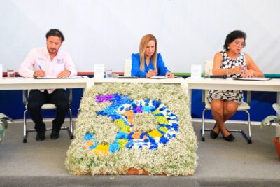 la presidenta Lili Campos al firmar el comodato entre el ayuntamiento de Solidaridad y la Fiscalía Especializada en Combate a la Corrupción