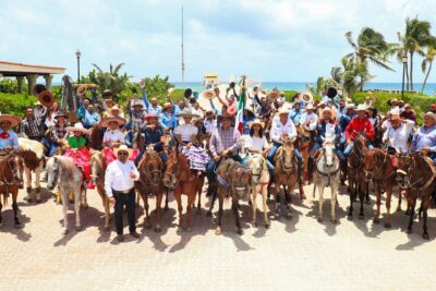 La segunda cabalgata urbana se llevó a cabo en Solidaridad, Playa del Carmen y Lili Campos dio el sombrerazo. Más de 300 cabalgante