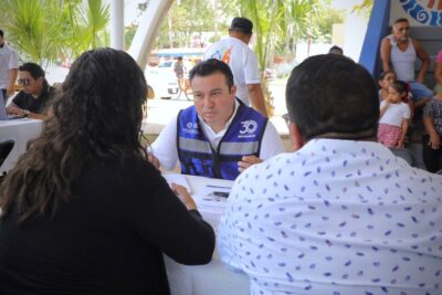 Lili Campos, el secretario general del ayuntamiento Cecilio Puc Sansores atendieron el programa "Estoy contigo" las solicitudes y peticiones de ciudadanos que se dieron cita en el domo de Villamar 2.