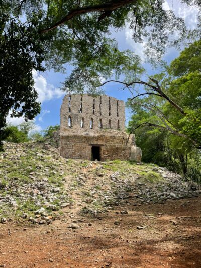 La Ruta Puuc, es una zona que guarda maravillas de la cultura maya, los vestigios localizados en esta zona de la Península de Yucatán. Sayil