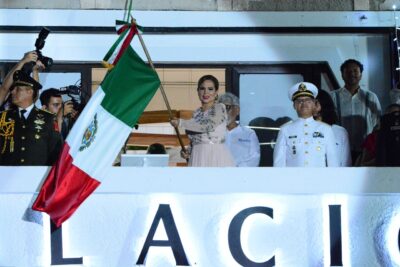 Lili Campos dio el tradicional Grito de Independencia desde el palco del Palacio Municipal en Solidaridad. En la Plaza 28 de Julio