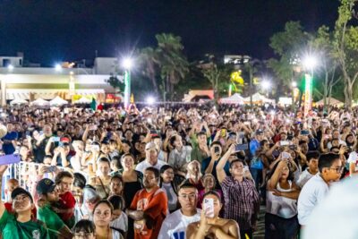 Lili Campos dio el tradicional Grito de Independencia desde el palco del Palacio Municipal en Solidaridad. En la Plaza 28 de Julio