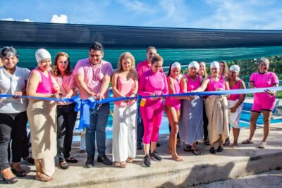 En coordinación con AMEXME se inauguró el programa "Carril Rosa" para mujeres pacientes de cáncer en la alberca olímpica de la Unidad Deportiva de la Riviera Maya