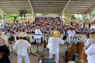 El concierto didáctico Raíces se realizó en la primaria Xcaret de Villas del Sol por el Instituto Municipal de la Cultura y las Artes (IMCAS)