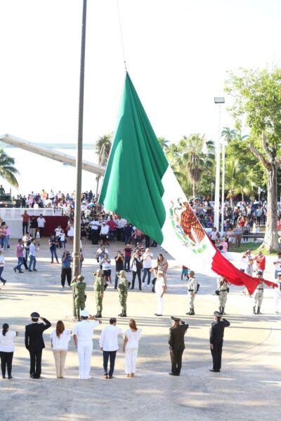 Acompañada de la ciudadanía, la gobernadora Mara Lezama presenció, el desfile conmemorativo del aniversario de la Revolución Mexicana
