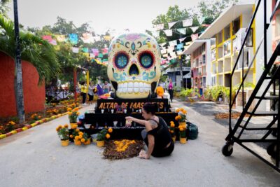 Lili Campos recorrió el panteón municipal dando así comienzo a la celebración del Día de Muertos en el municipio de Solidaridad.