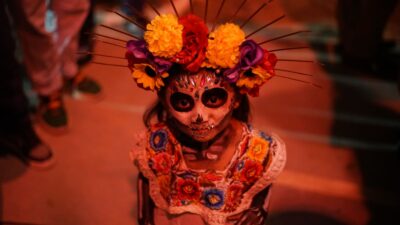 El Curso de maquillaje de Halloween y Día de Muertos beneficio de la juventud de Puerto Aventuras