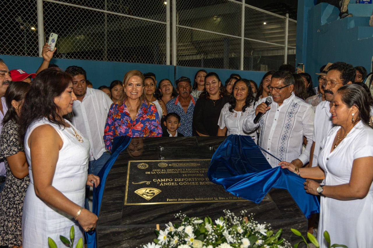 Placa conmemorativa al estadio de béisbol “Ángel Gómez”