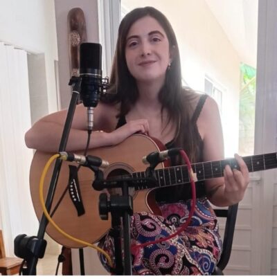 Quiero presentar a la Cantante y Guitarrista Kiara, quien nos habla de su carrera musical, y su reciente material Blue Butterfly.