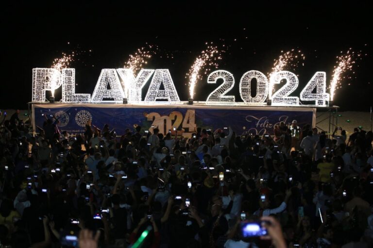 Solidarenses y visitantes reciben Año Nuevo en Portal Maya (13)