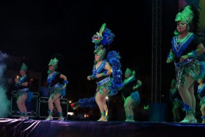 Gracias a Lili Campos la Plaza 28 de Julio vibró al ritmo de las canciones de Carlos Rivera en el grandioso Carnaval Playa del Carmen 2024
