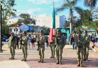 Se llevó a cabo en la Plaza 28 de Julio de Solidaridad, la exhibición de escoltas y bandas de guerra en conmemoración del Día de la Bandera.