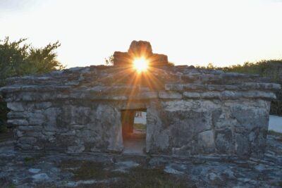 alineación del sol con el vestigio maya “El Caracol”