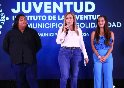 uventud playense disfruta del primer Foro Juvenil con la conferencia de Yordi Rosado. Evento realizado por el Ayuntamiento de Solidaridad.