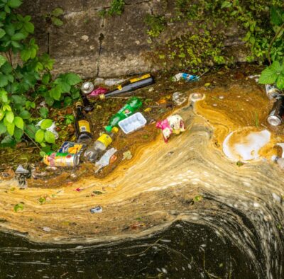 basura en el agua