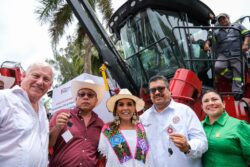 Gobernadora Mara Lezama con productores de caña