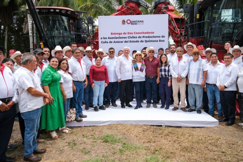 Entrega Mara Lezama 2 cosechadoras a cañeros