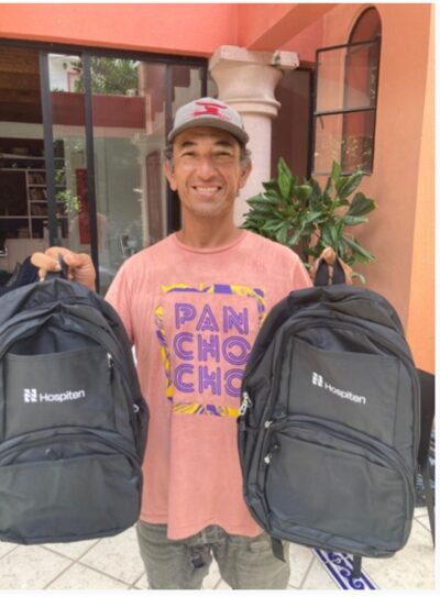 niños reciben apoyo, de mochilas, en Puerto Vallarta
