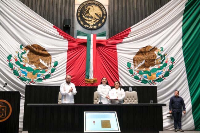 Entregan 2do Informe de la Gobernadora Mara Lezama ante Congreso de Quintana Roo a la presidenta de la Mesa Directiva diputada Luz Gabriela Mora Castillo.