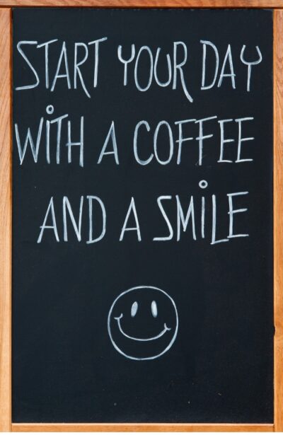 Crear un nombre atractivo para un restaurante es esencial para destacar, te explicaré ideas de cómo elegir el nombre, su eslogan y logotipo..